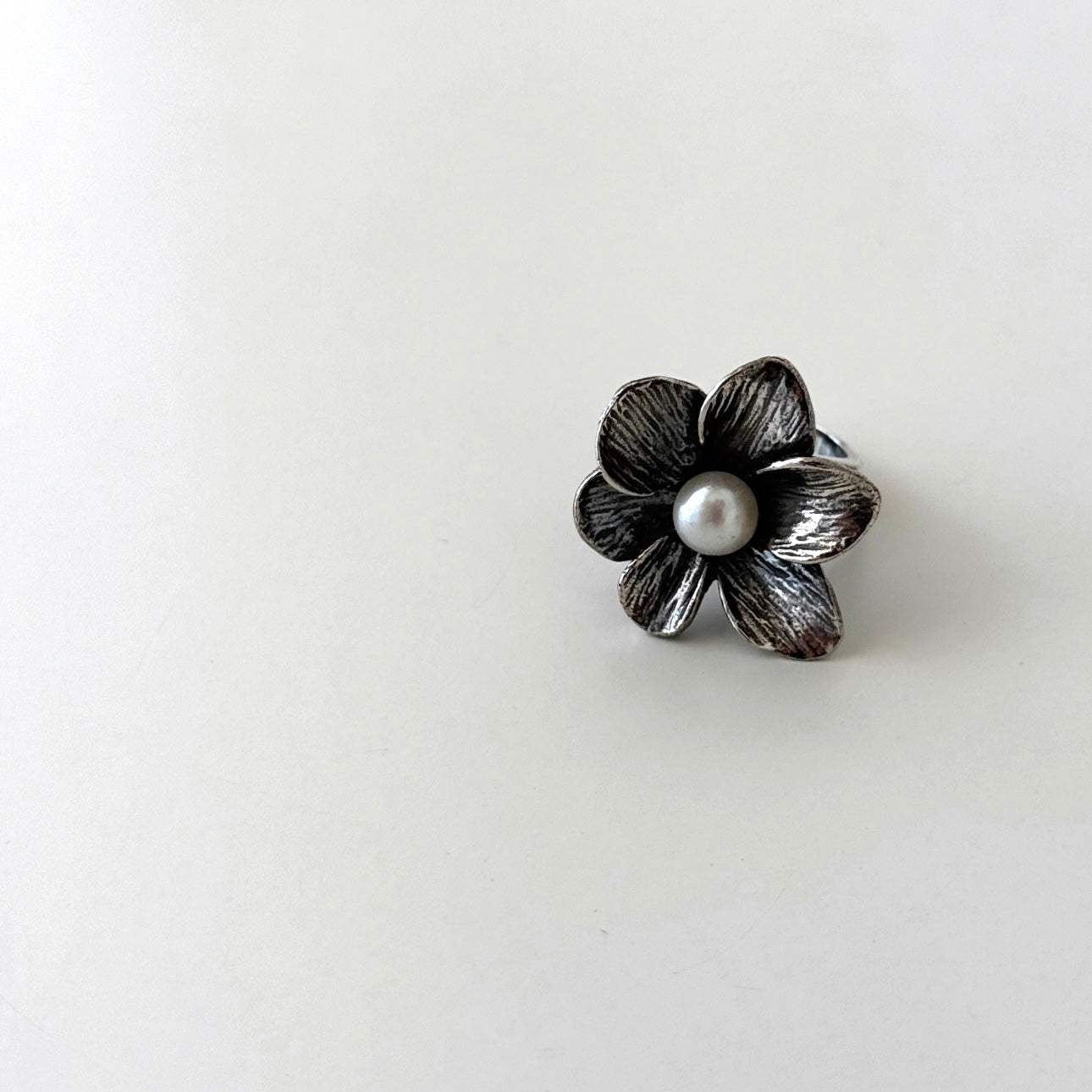 Anel flor com pérola