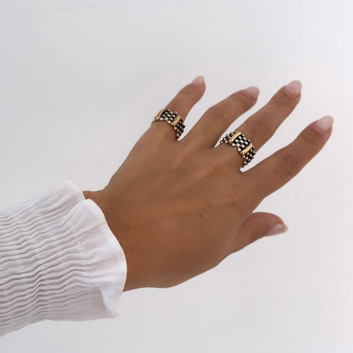 Anel rendilhado com travessões em ouro