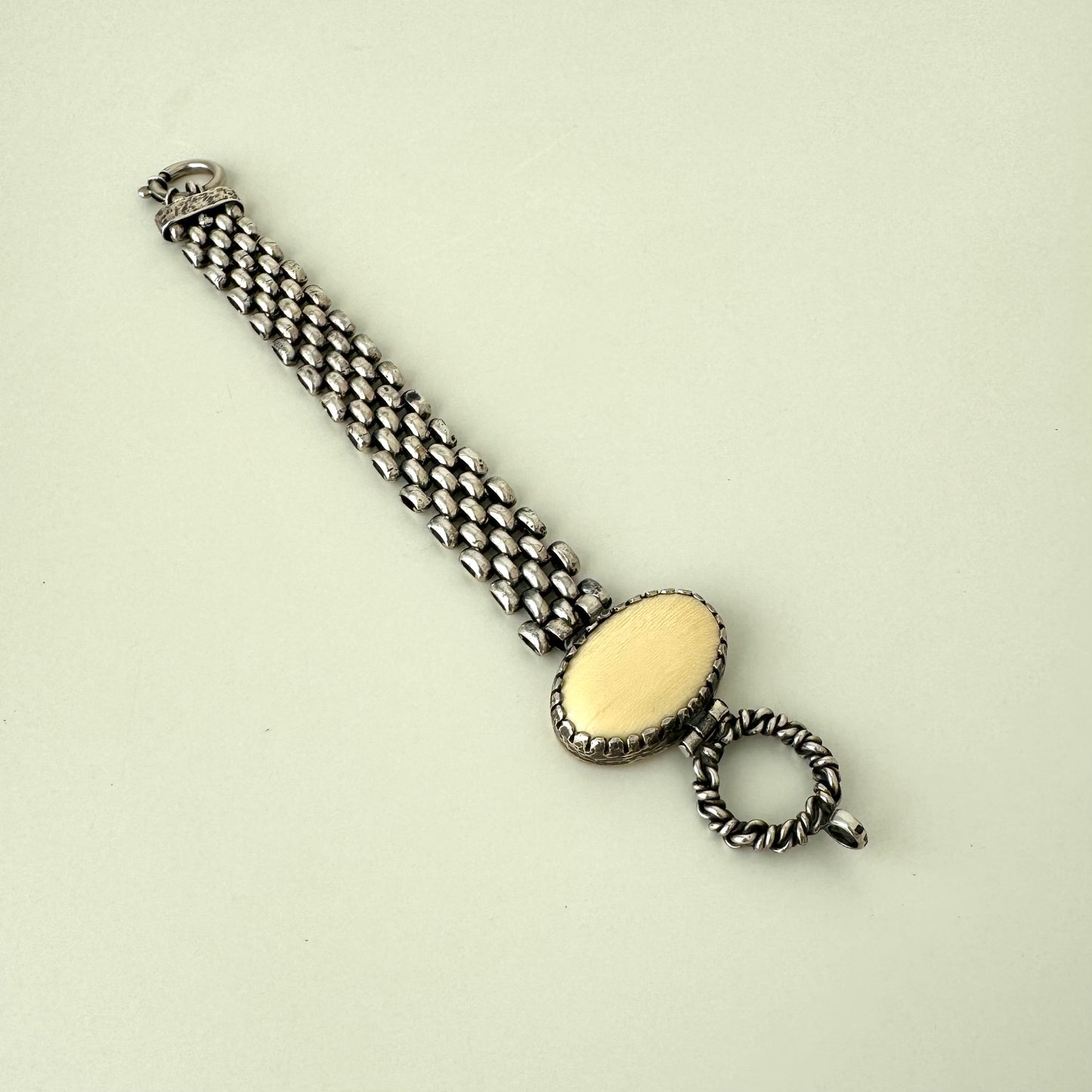 Pulseira com pedra de marfim vegetal e ouro