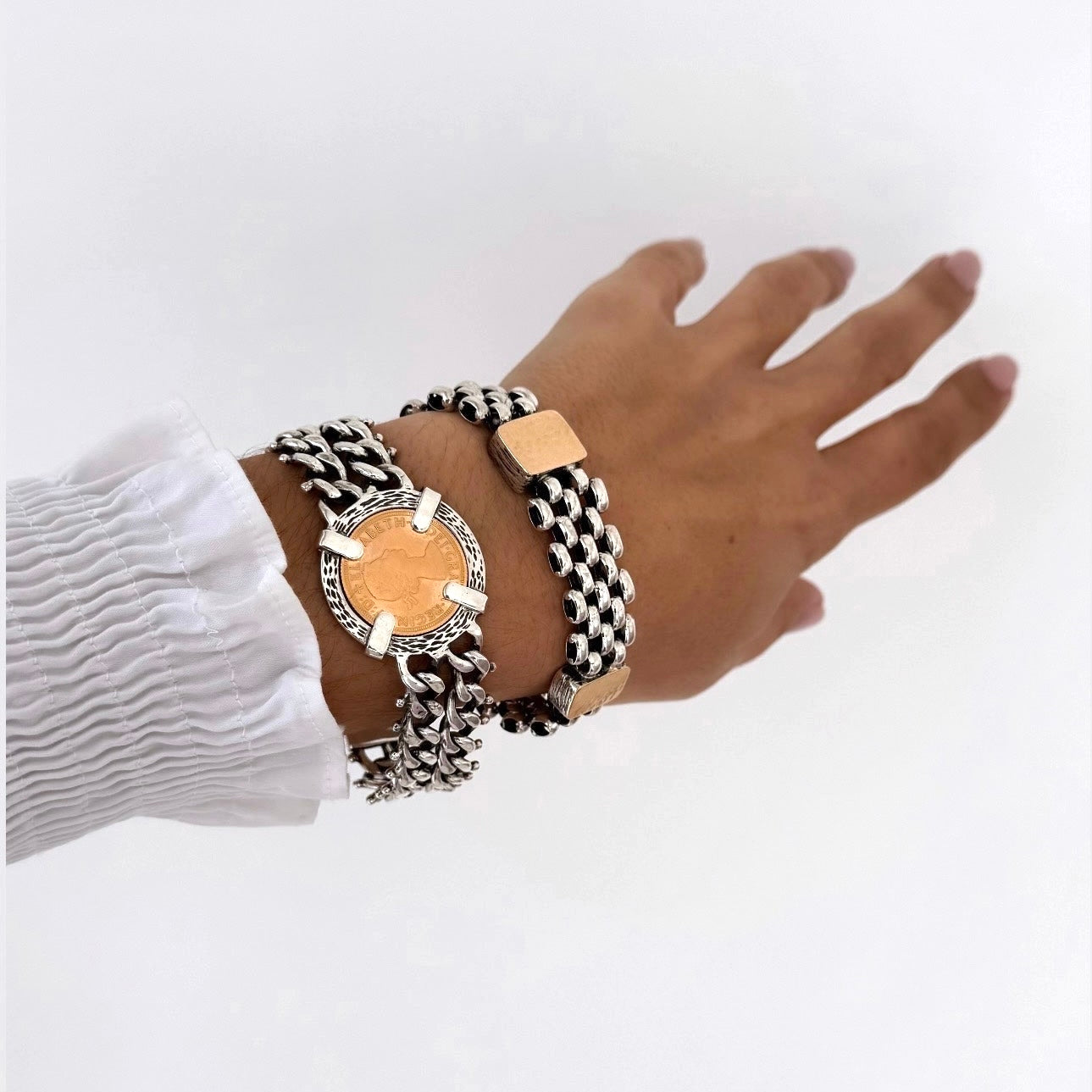 Pulseira em malha com aplicações em ouro