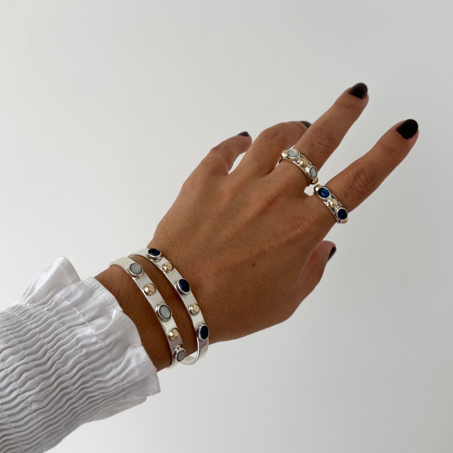 Anel com pedras e pepitas de ouro