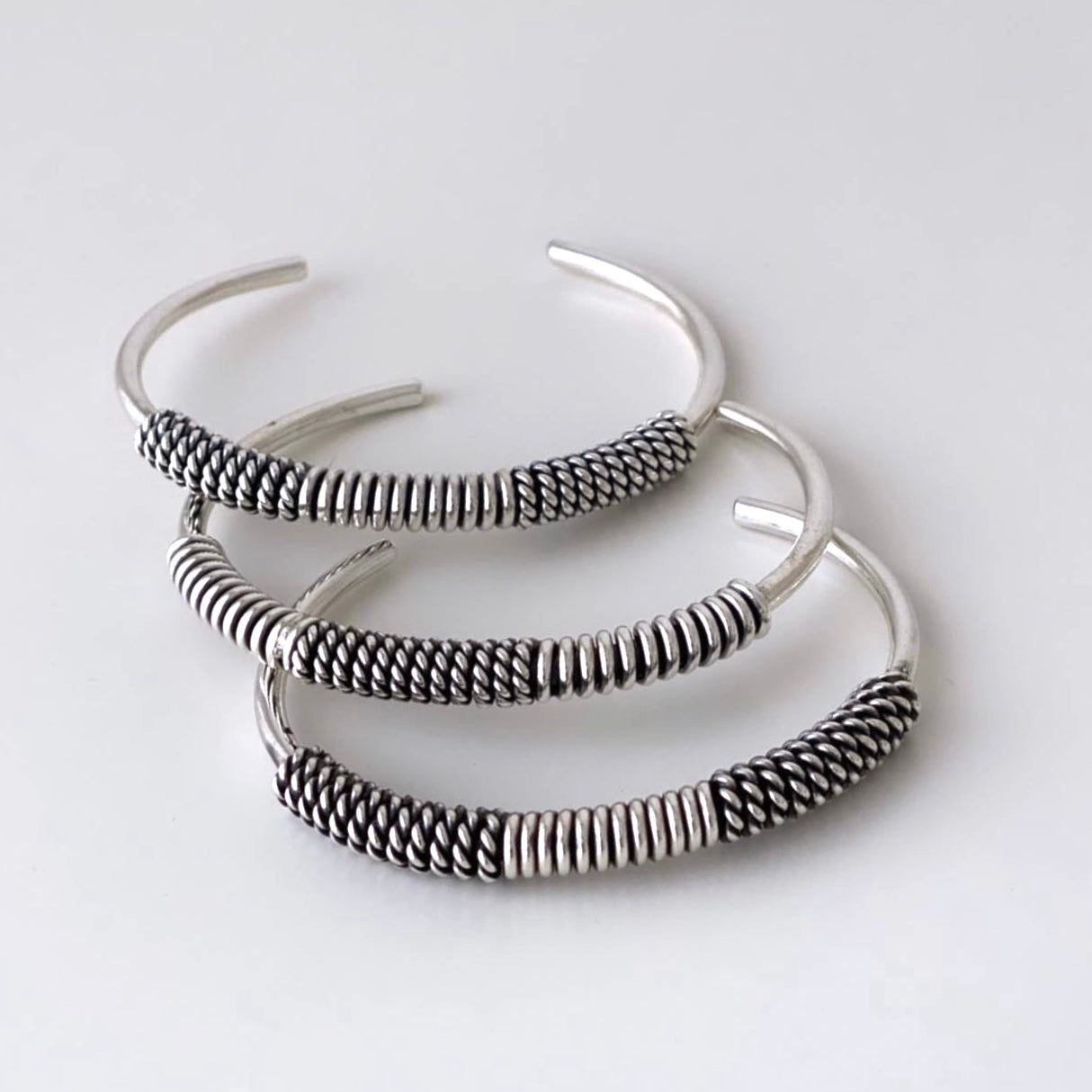 Pulseiras entrançadas em prata