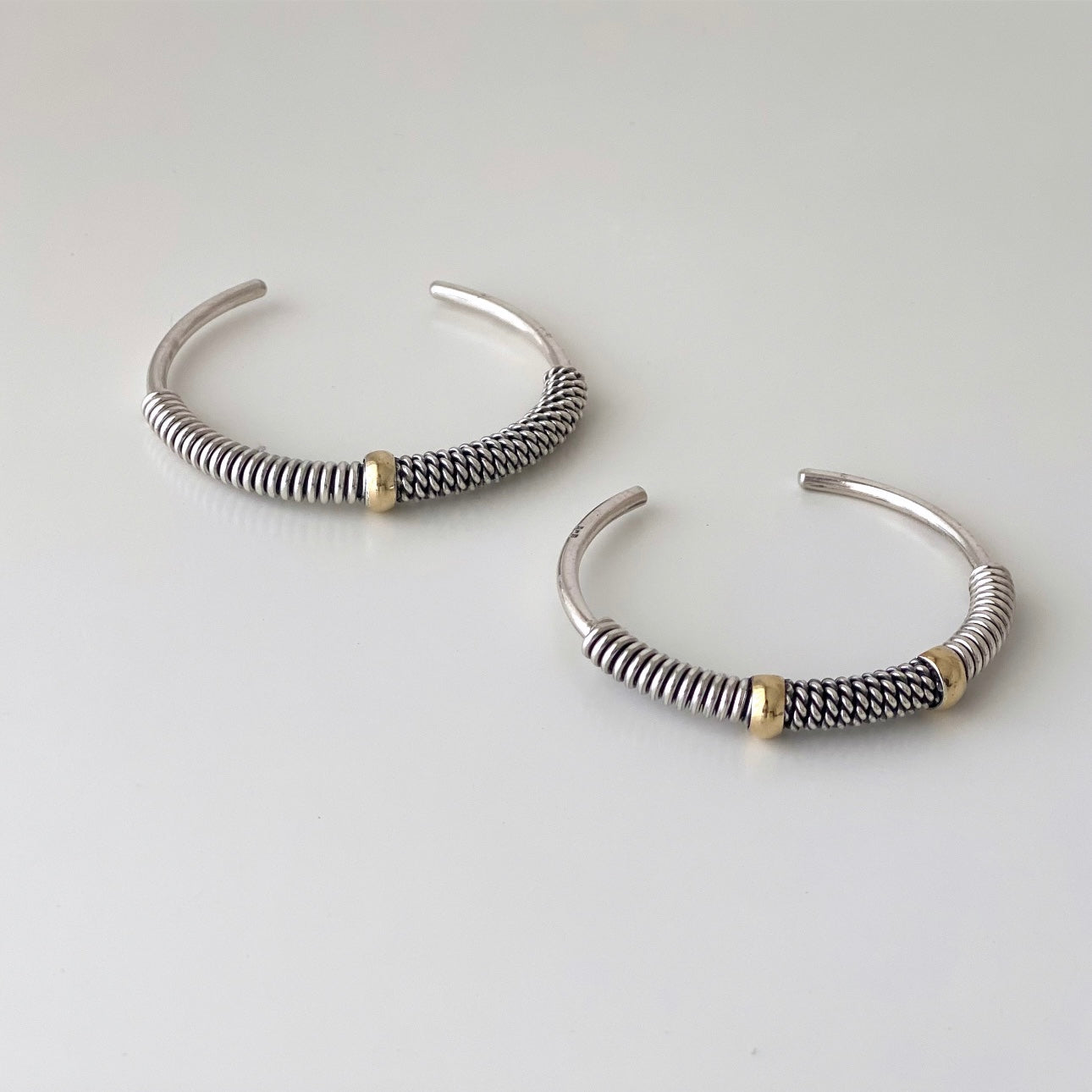 Escrava em prata com uma pepita de ouro