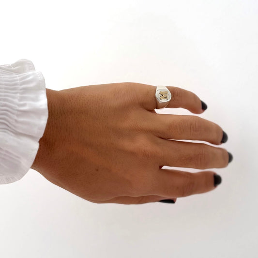 Anel mindinho com inicial em ouro