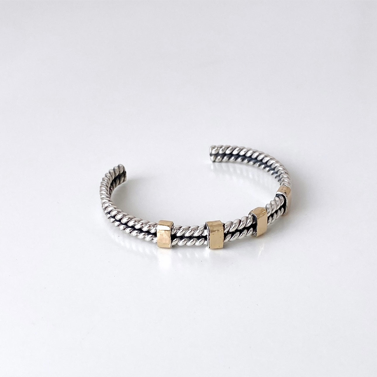 Escrava torcida dupla com aplicações em ouro