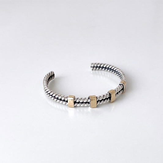 Escrava torcida dupla com aplicações em ouro