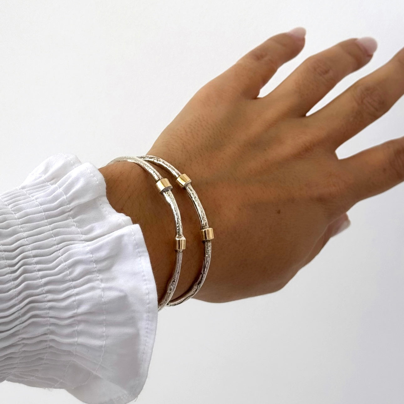 Escrava fina com pepitas em ouro