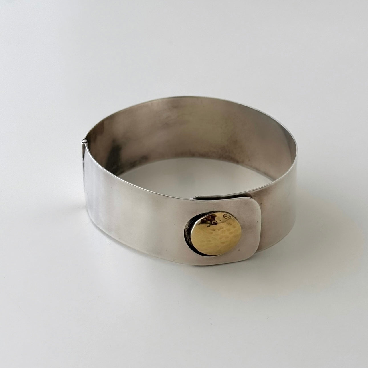 Escrava com fecho em ouro