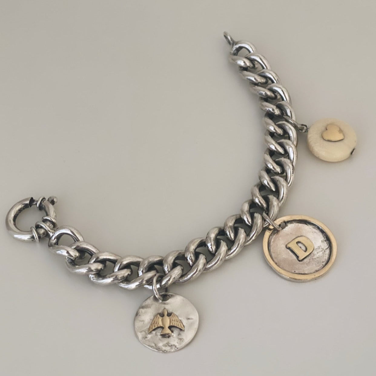 Pulseira com medalhas personalizáveis