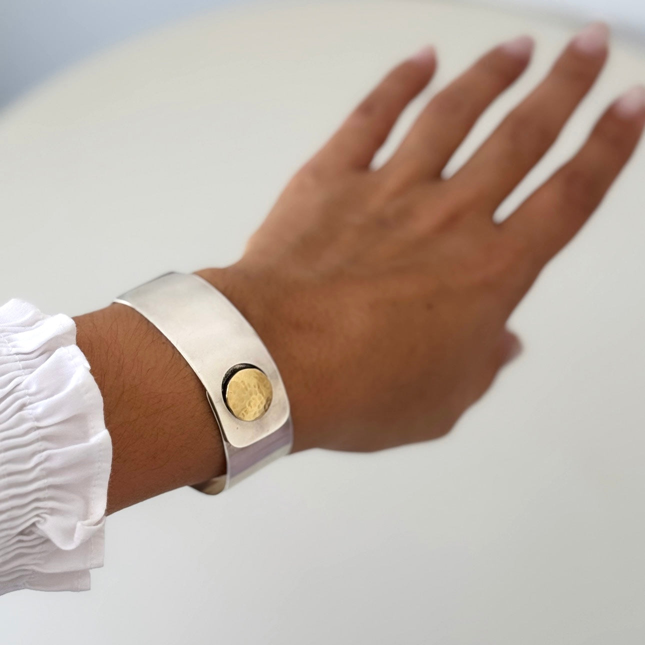 Escrava com fecho em ouro