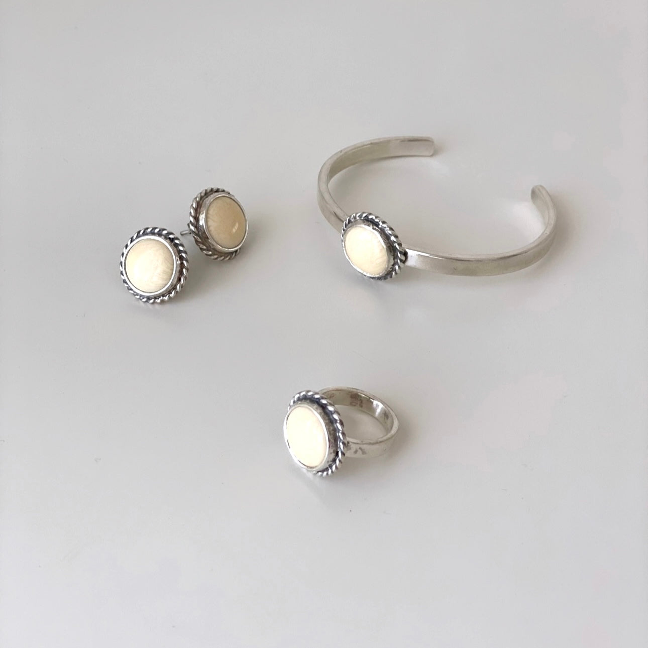 Anel em prata com pedra marfim vegetal