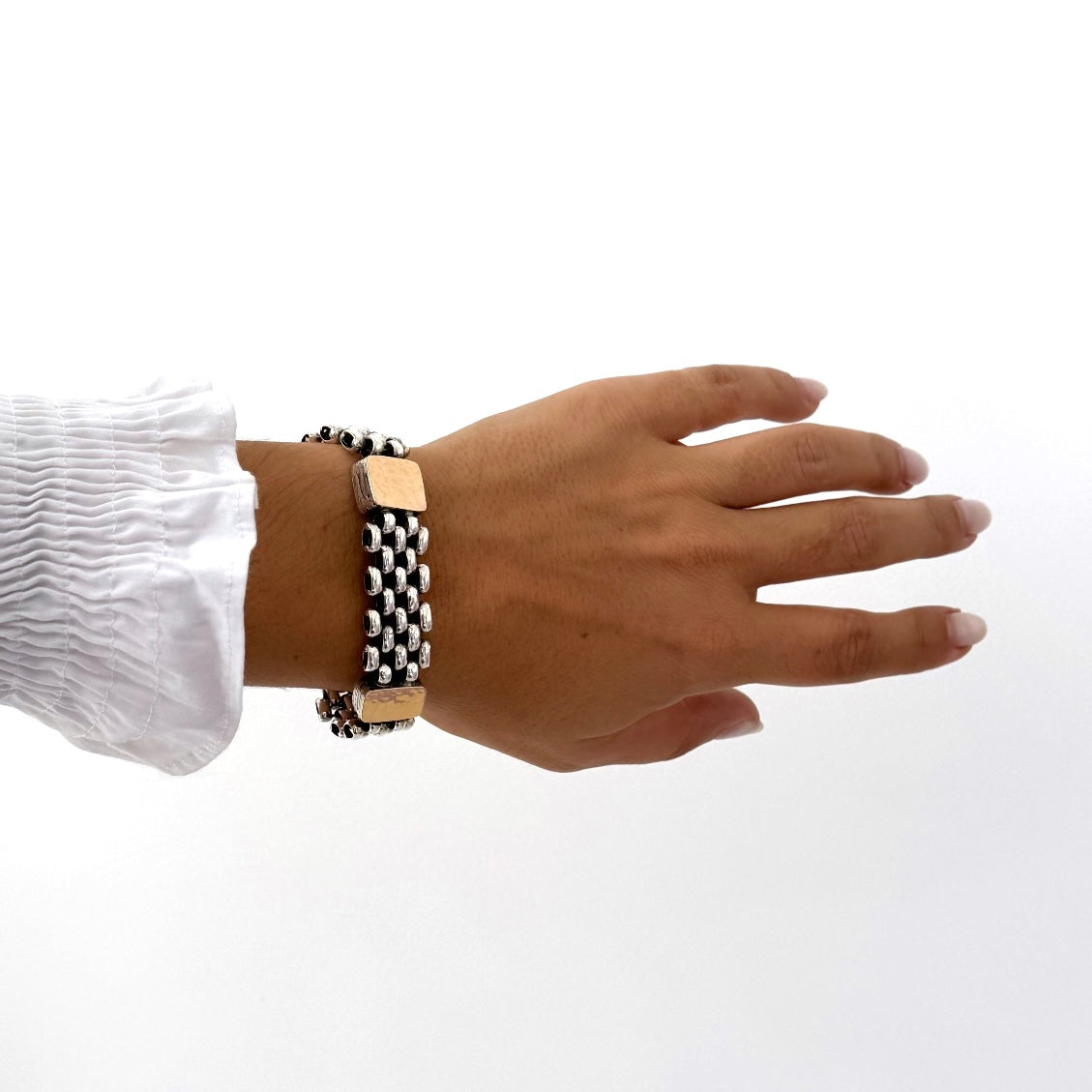 Pulseira em malha com aplicações em ouro