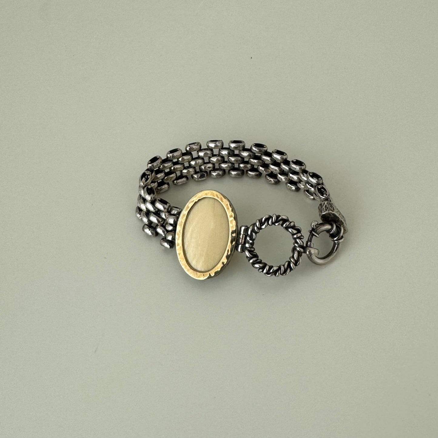 Pulseira com pedra de marfim vegetal e ouro