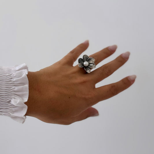 Anel flor com pérola