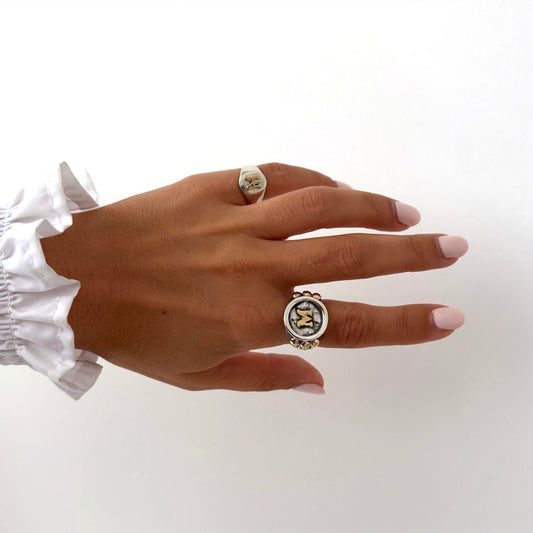 Anel com inicial em ouro