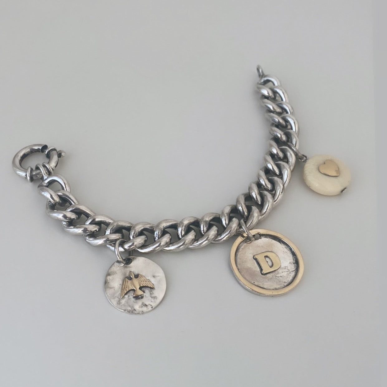 Pulseira com medalhas personalizáveis