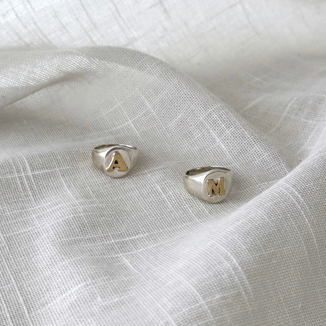 Anel mindinho com inicial em ouro