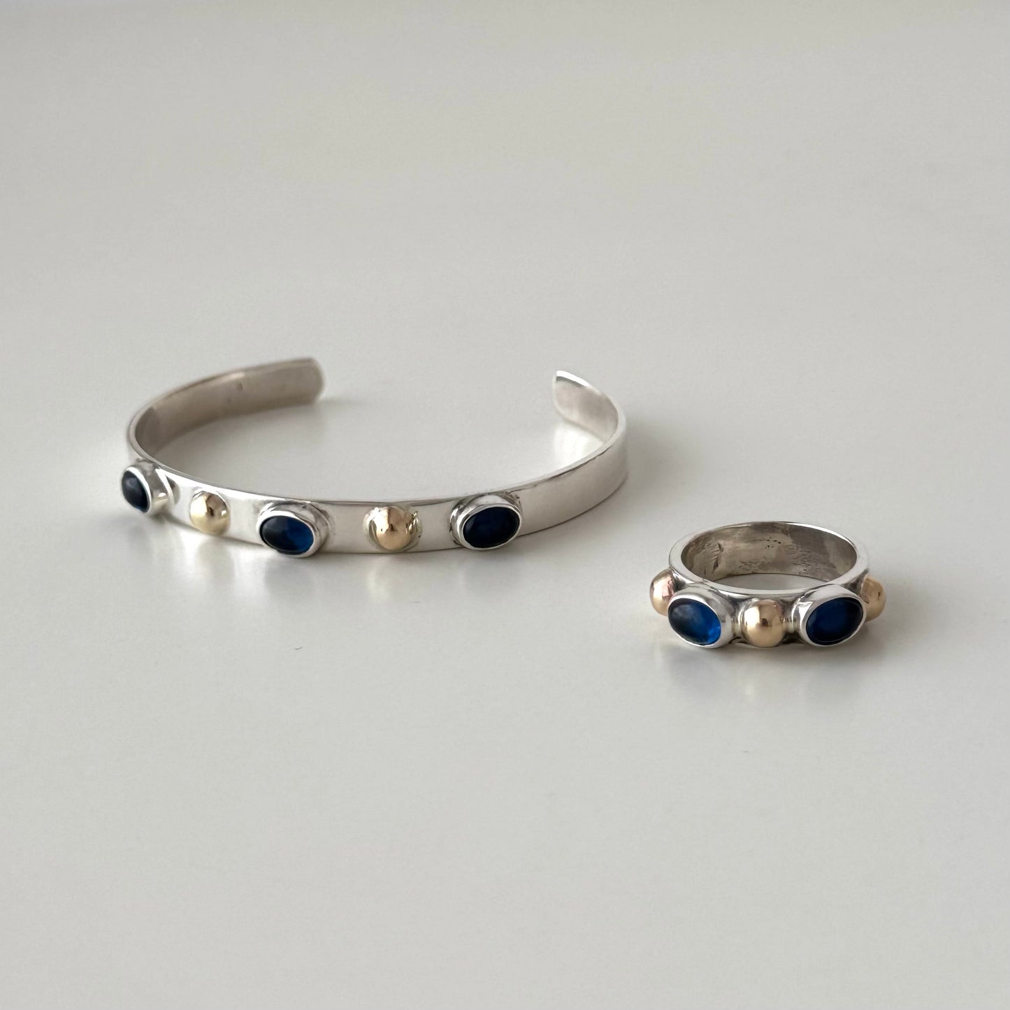 Anel com pedras e pepitas de ouro