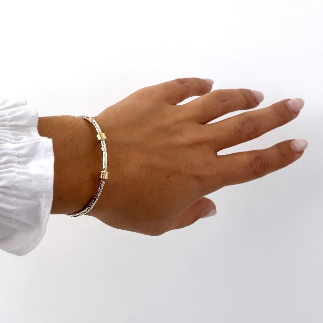 Escrava fina com pepitas em ouro