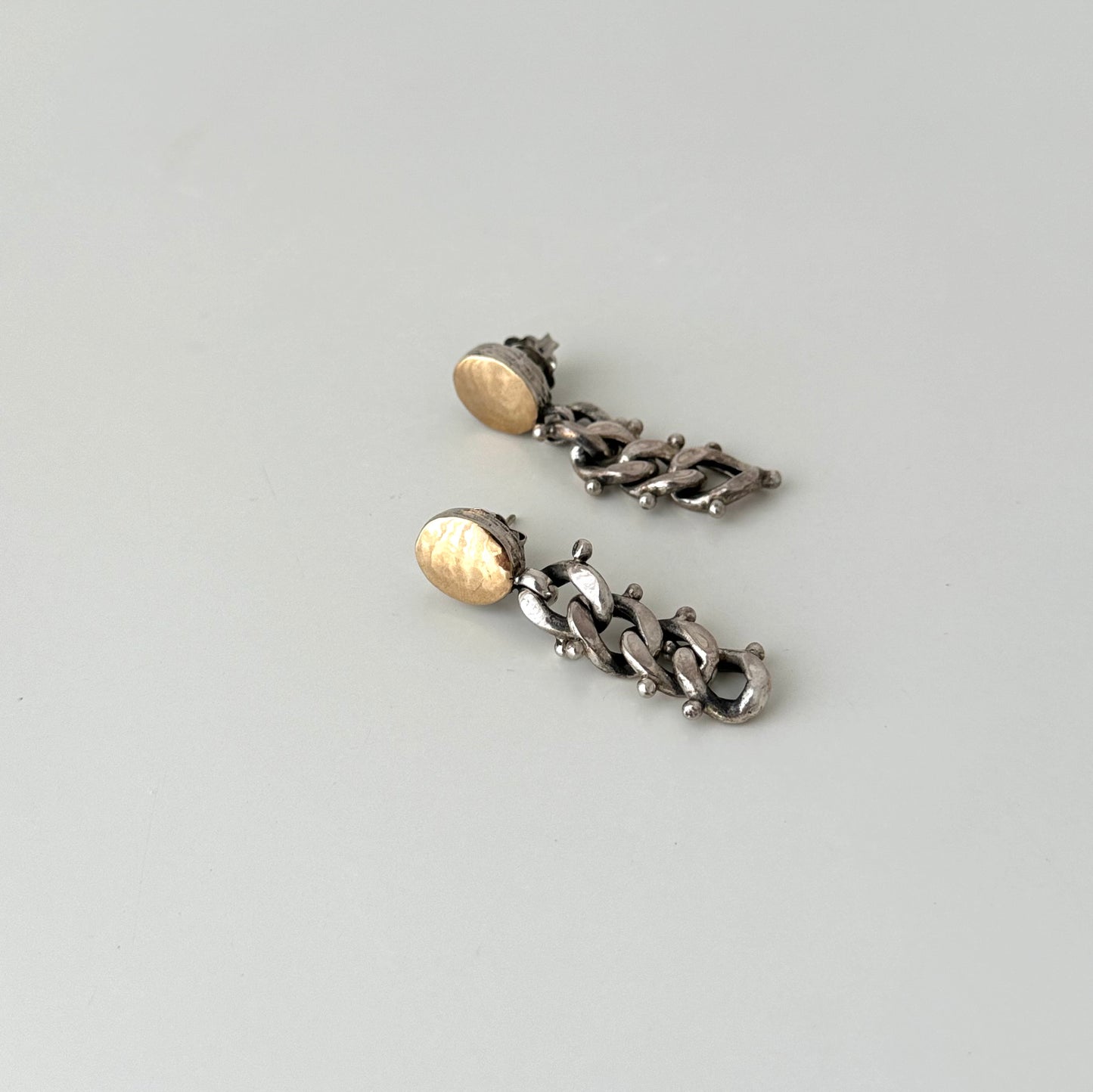 Brinco comprido com topo em ouro