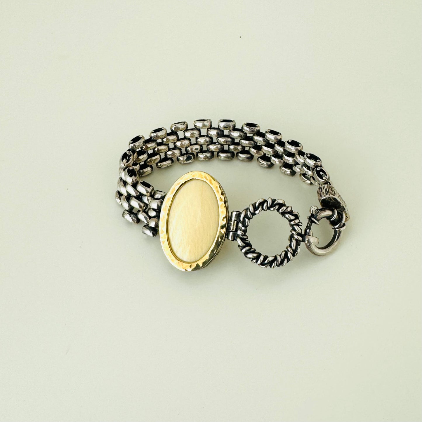 Pulseira com pedra de marfim vegetal e ouro