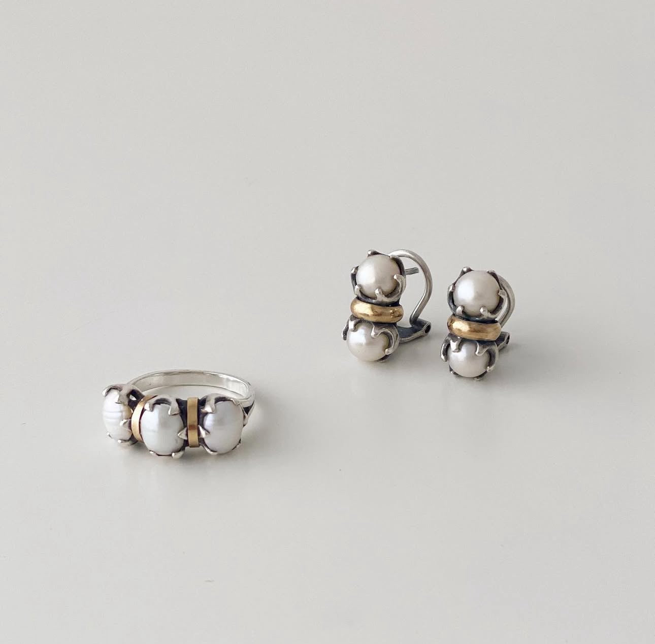 Anel de pérolas com travessões em ouro