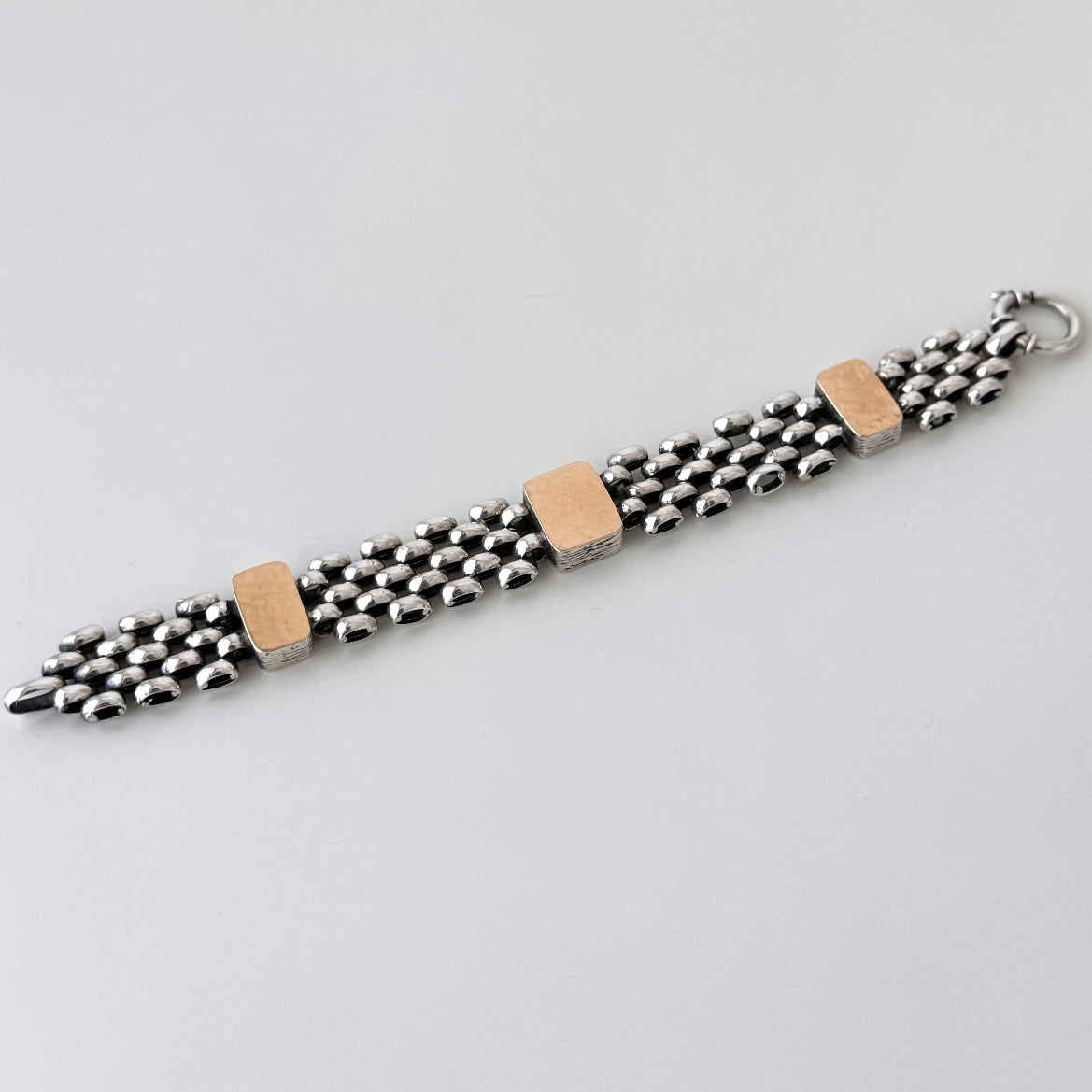 Pulseira em malha com aplicações em ouro