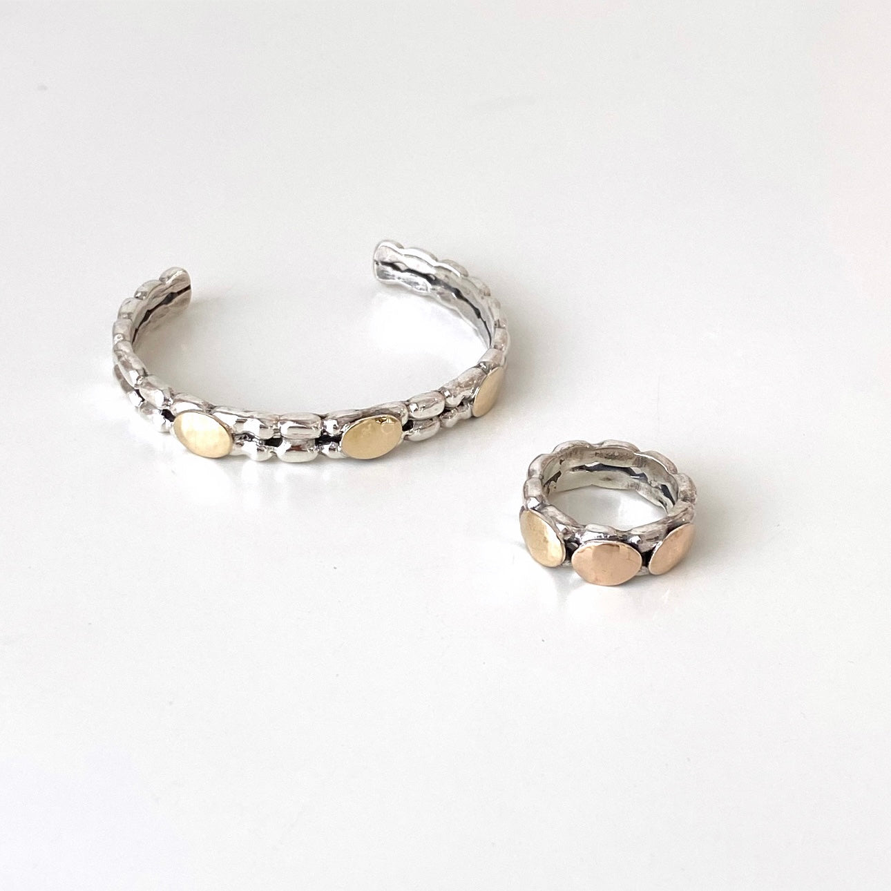 Escrava pepitas ovais em ouro