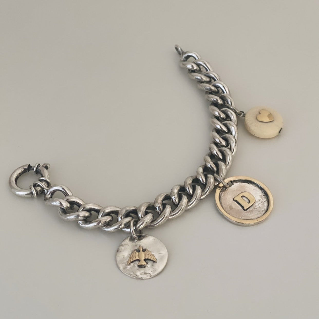 Pulseira com medalhas personalizáveis