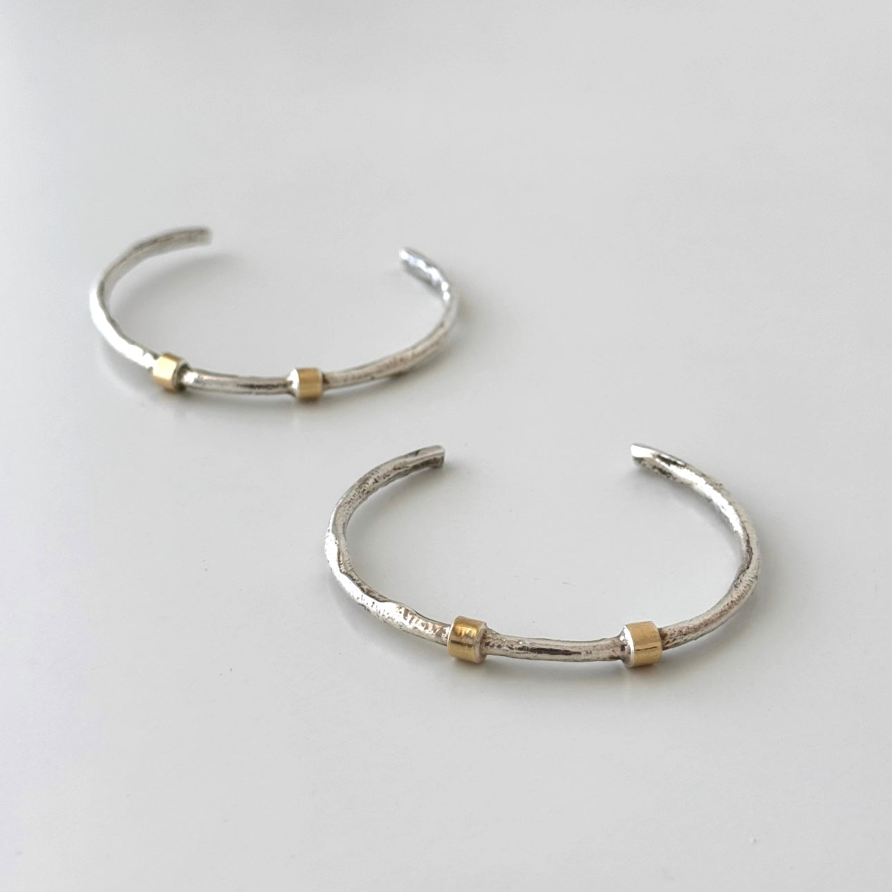 Escrava fina com pepitas em ouro