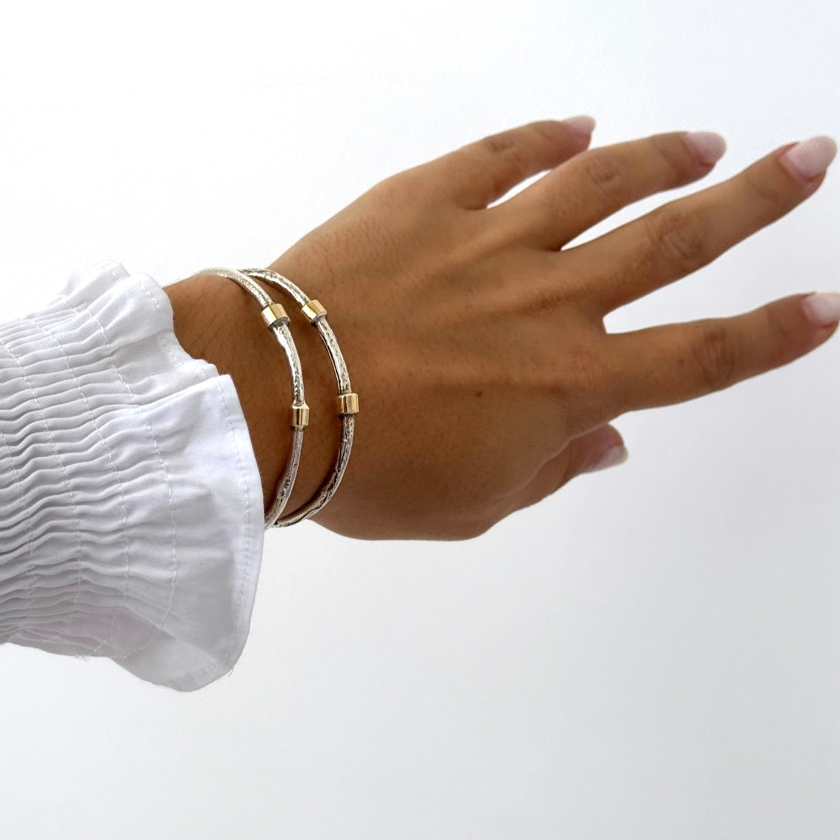 Escrava fina com pepitas em ouro