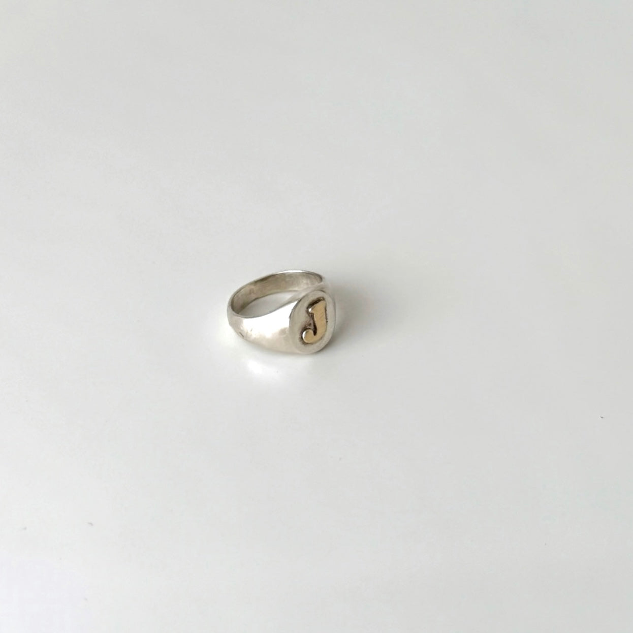 Anel mindinho com inicial em ouro