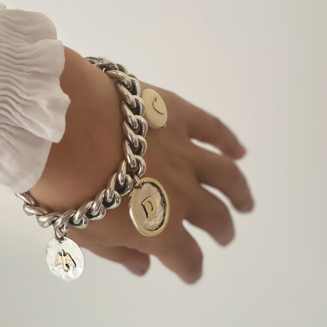 Pulseira com medalhas personalizáveis