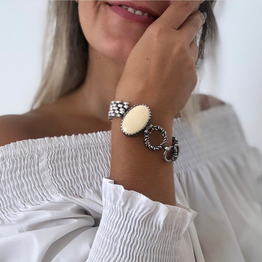 Pulseira com pedra de marfim vegetal e ouro