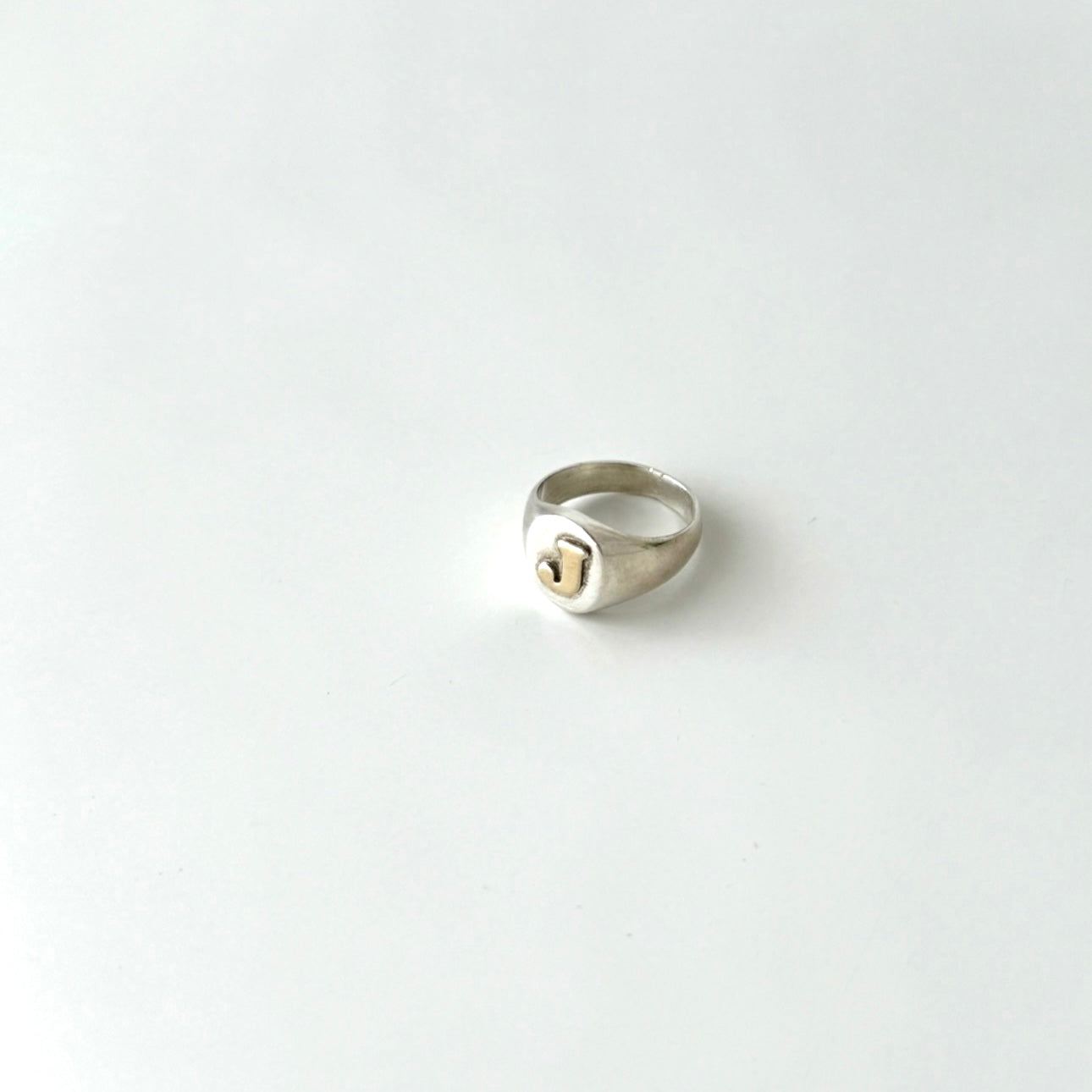 Anel mindinho com inicial em ouro