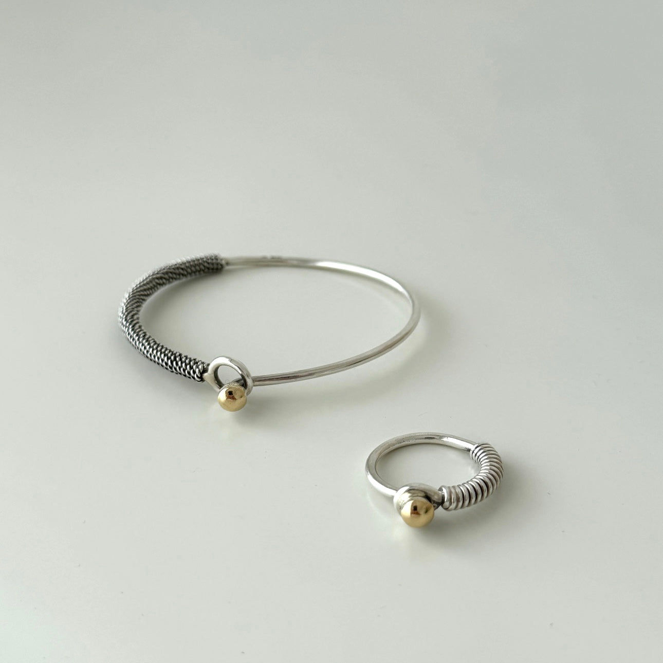 Pulseira entrançada com pepita de ouro