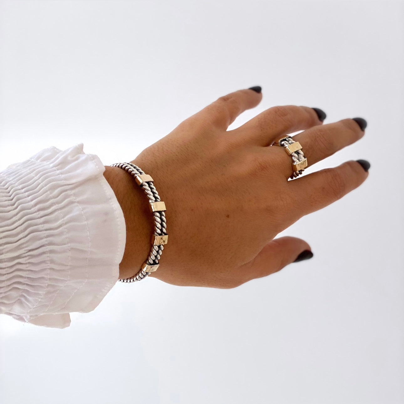 Escrava torcida dupla com aplicações em ouro