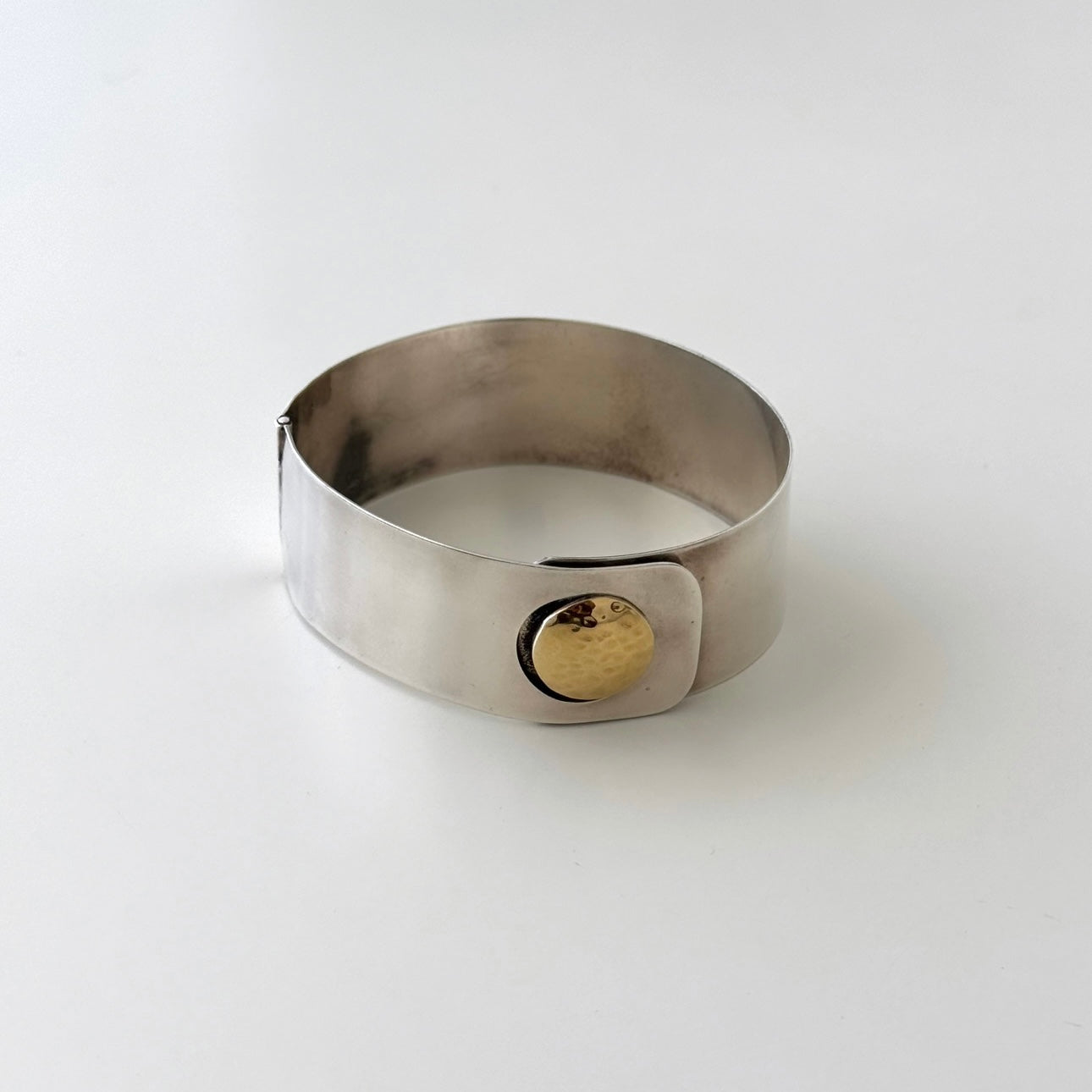 Escrava com fecho em ouro