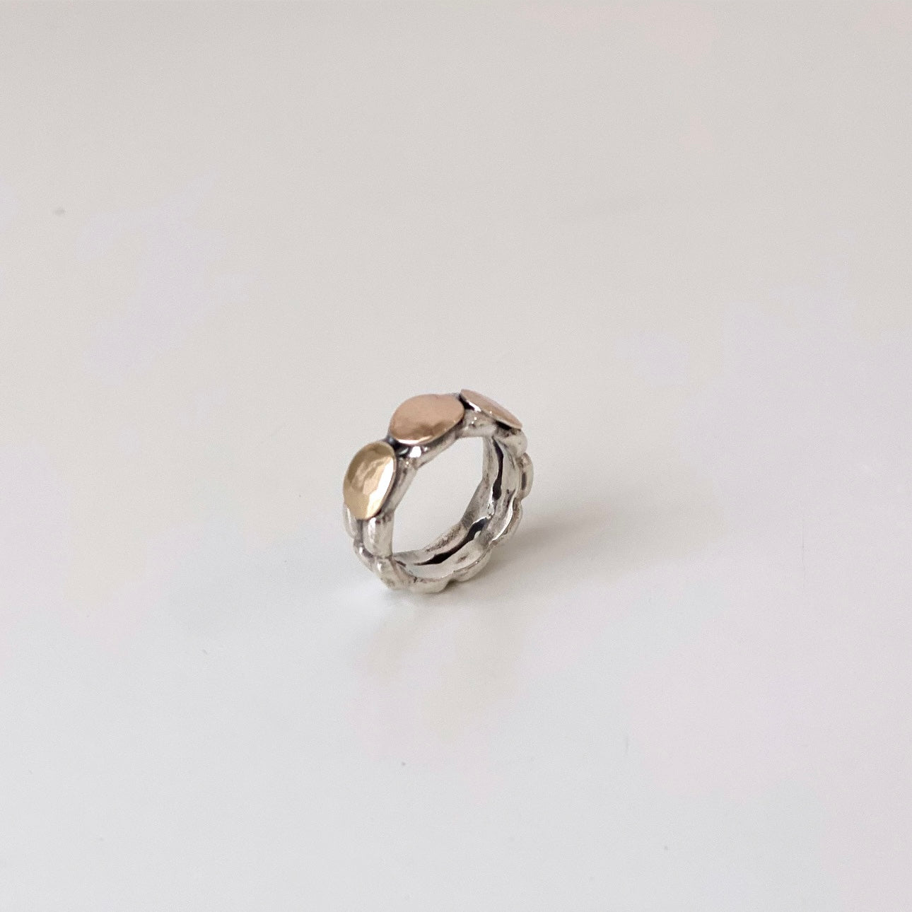 Anel pepitas ovais em ouro