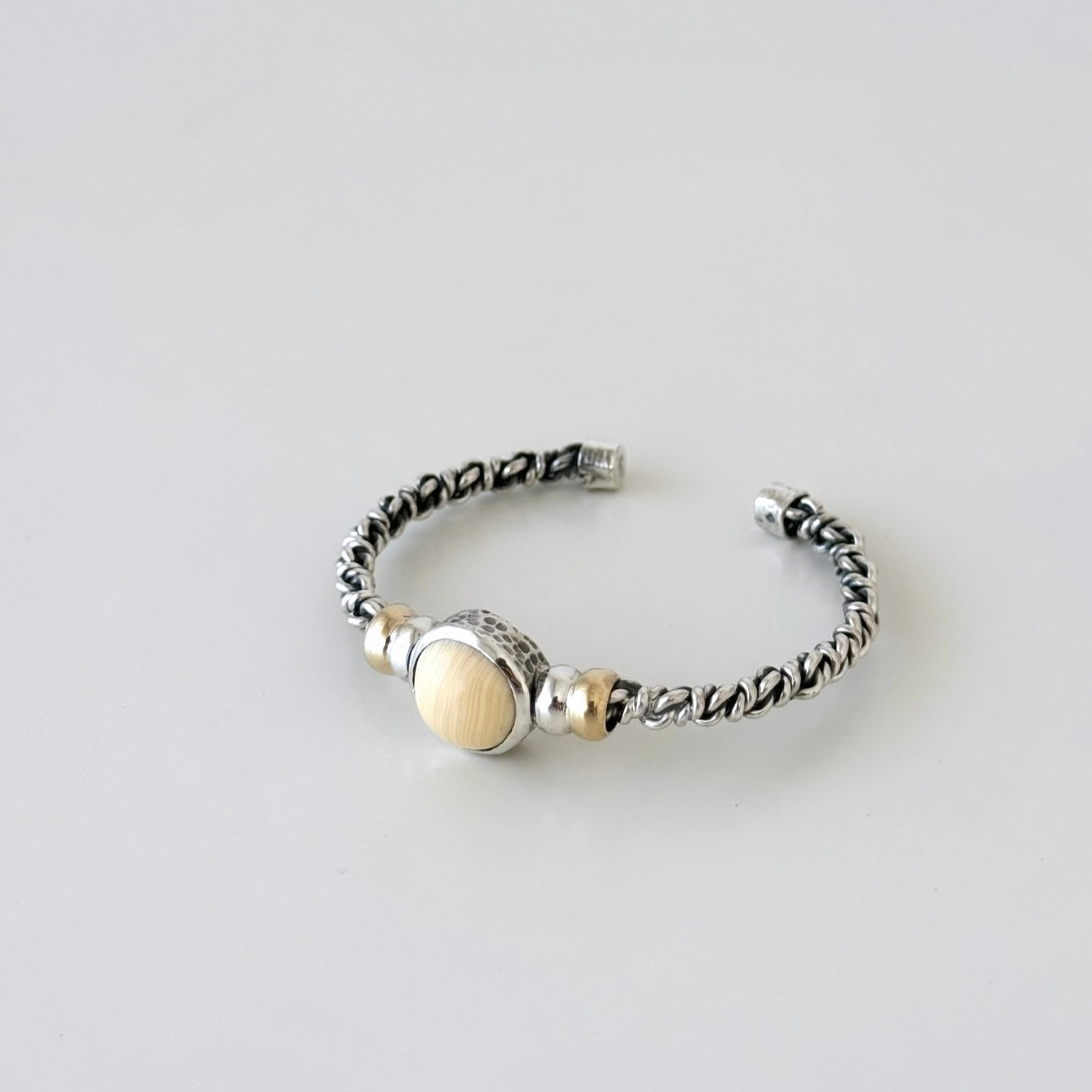 Escrava com pedra de marfim vegetal e ouro