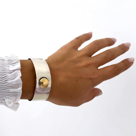 Escrava com fecho em ouro