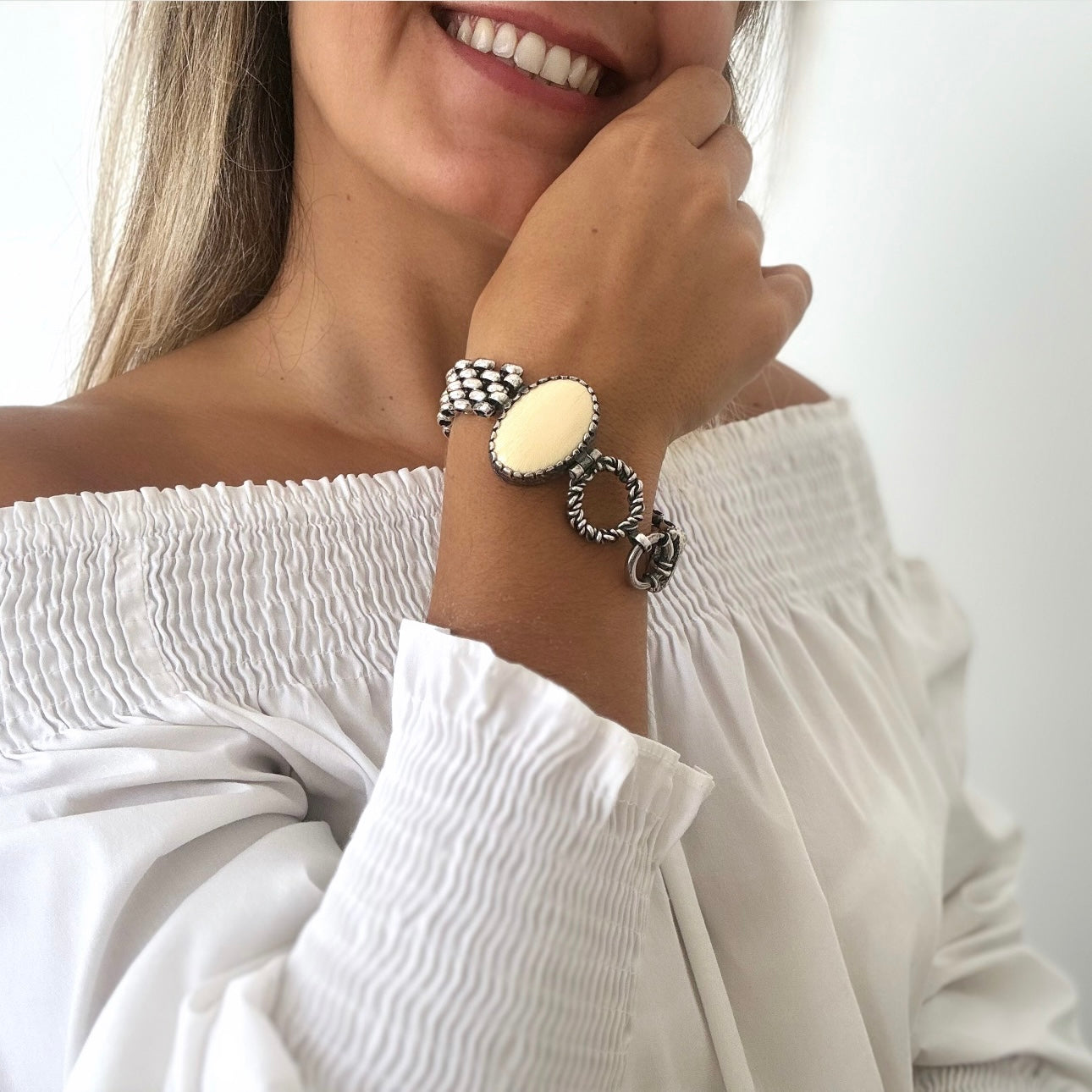 Pulseira com pedra de marfim vegetal e ouro