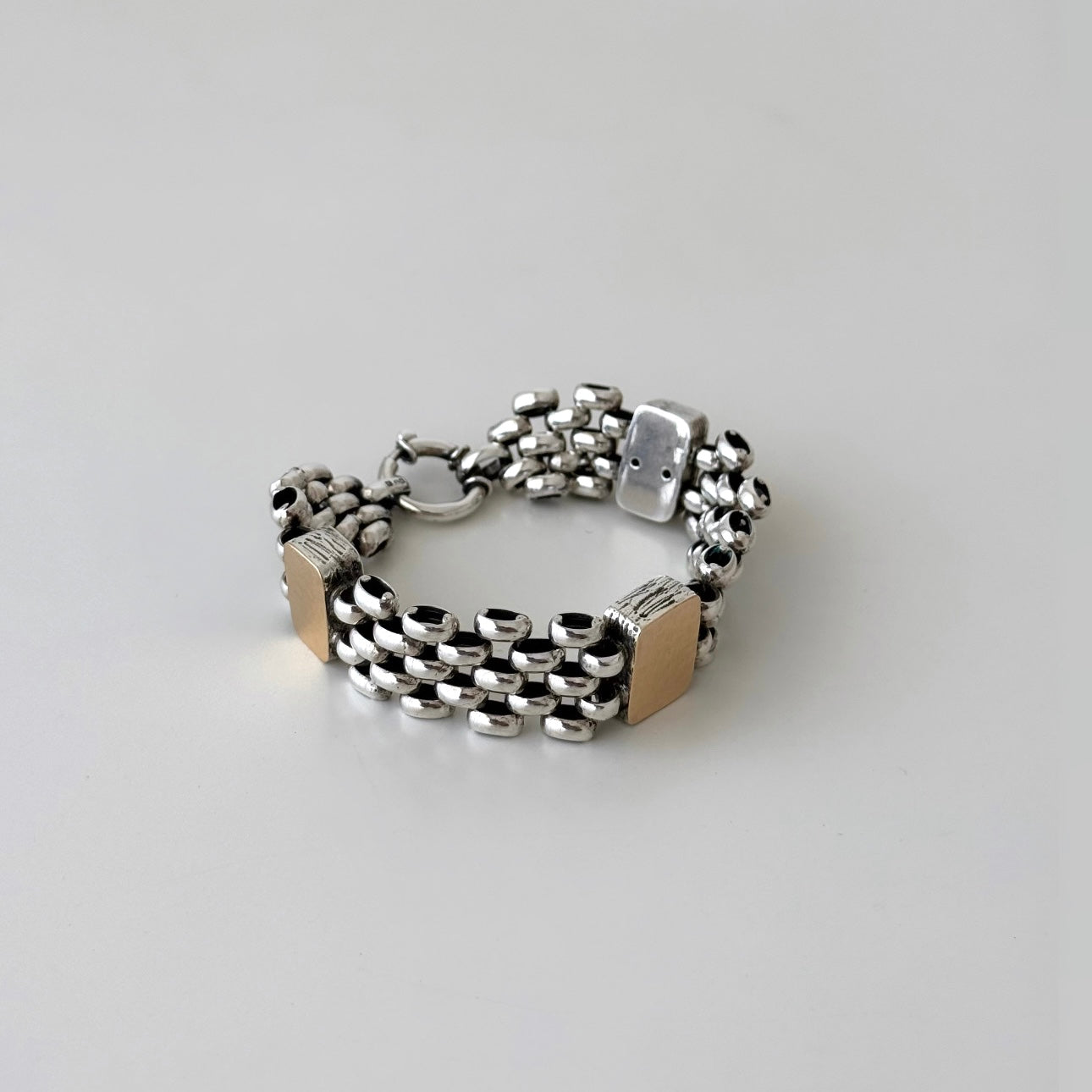 Pulseira em malha com aplicações em ouro