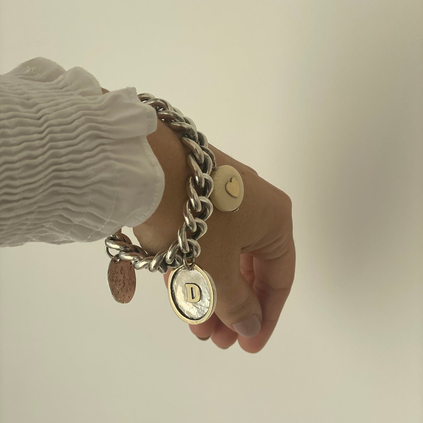 Pulseira com medalhas personalizáveis