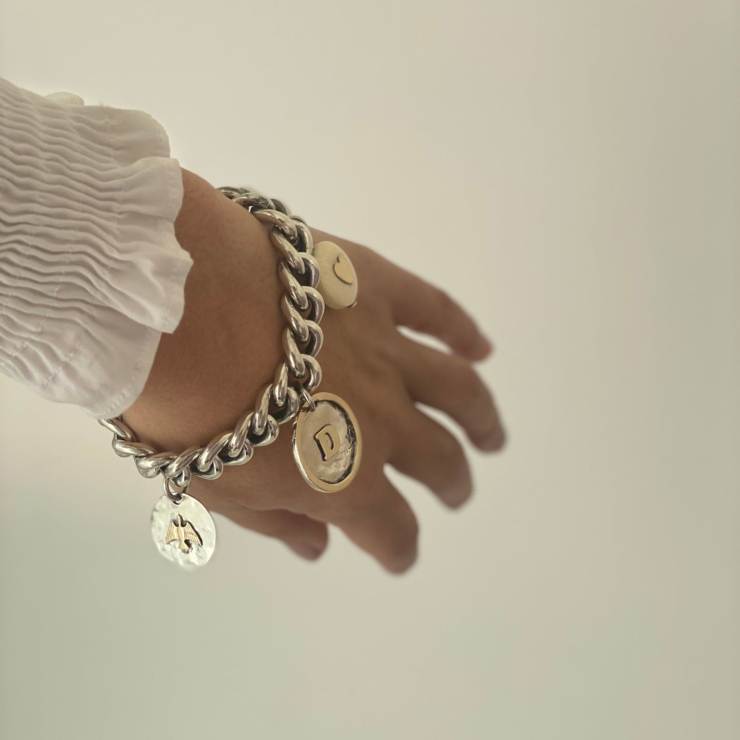 Pulseira com medalhas personalizáveis