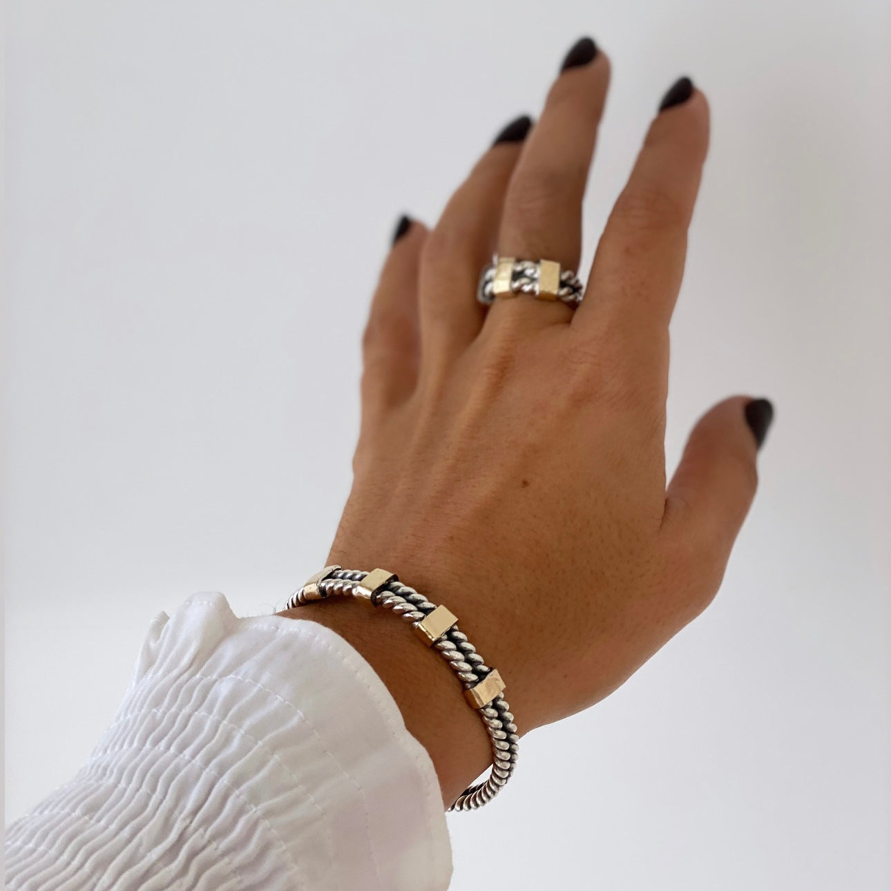 Escrava torcida dupla com aplicações em ouro