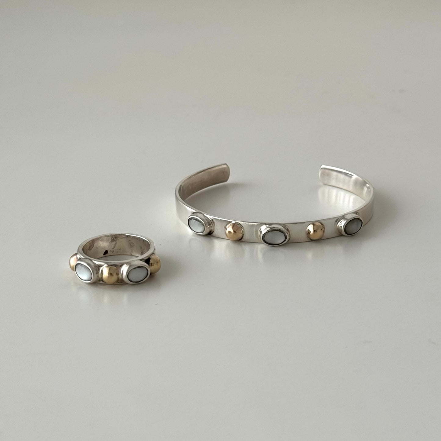 Anel com pedras e pepitas de ouro