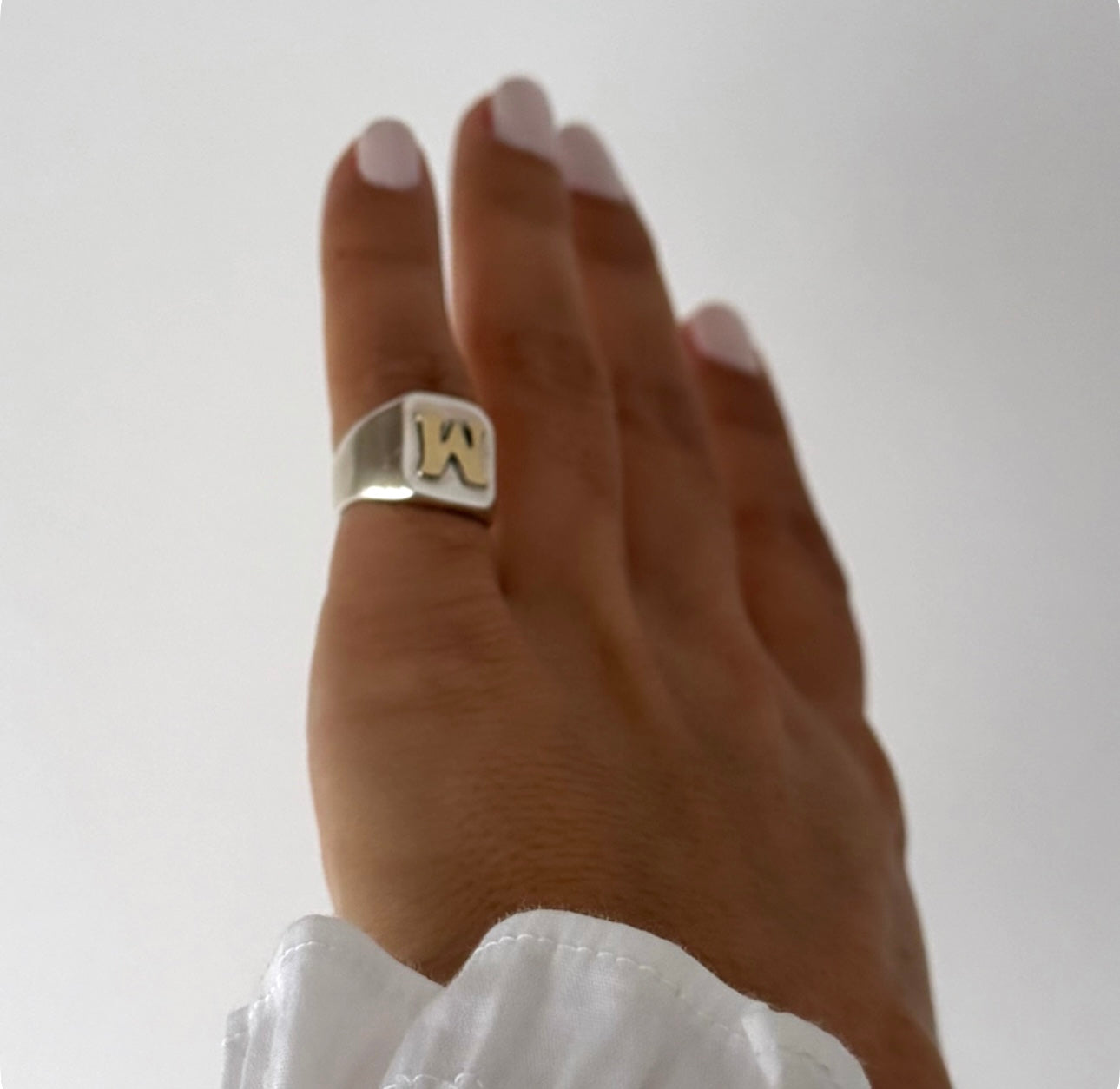 Anel de inicial quadrado