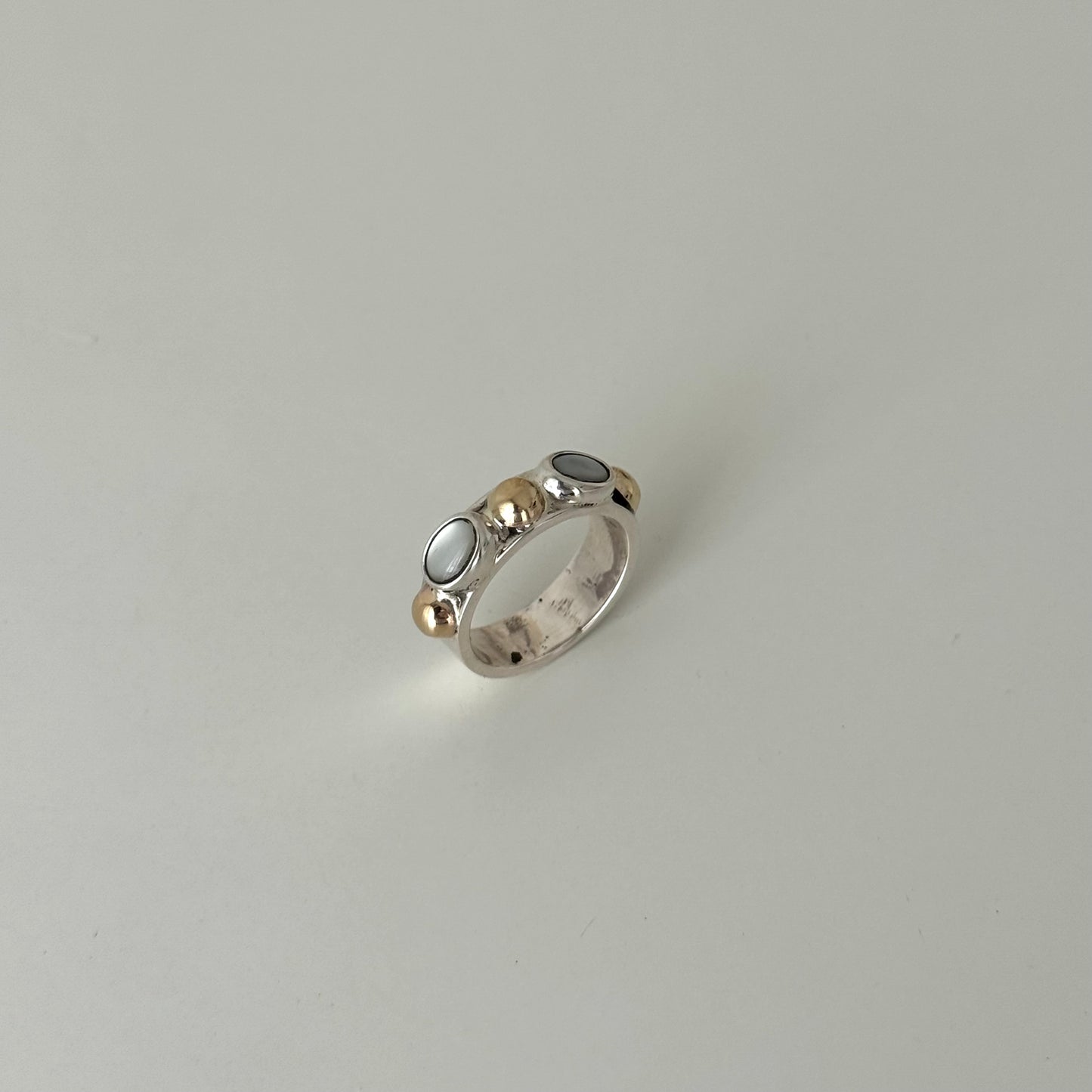 Anel com pedras e pepitas de ouro