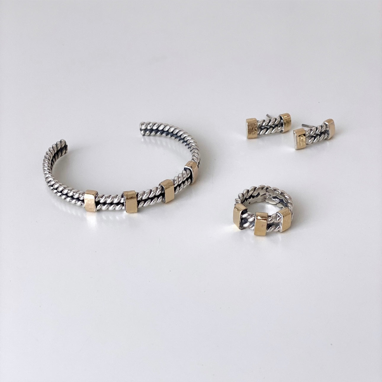 Escrava torcida dupla com aplicações em ouro